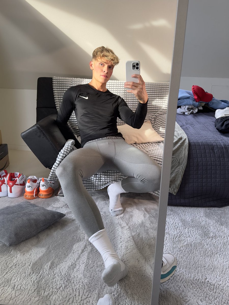 Soxbr0's tweet photo. WHO wants to sniff https://t.co/8MISFBaKP1