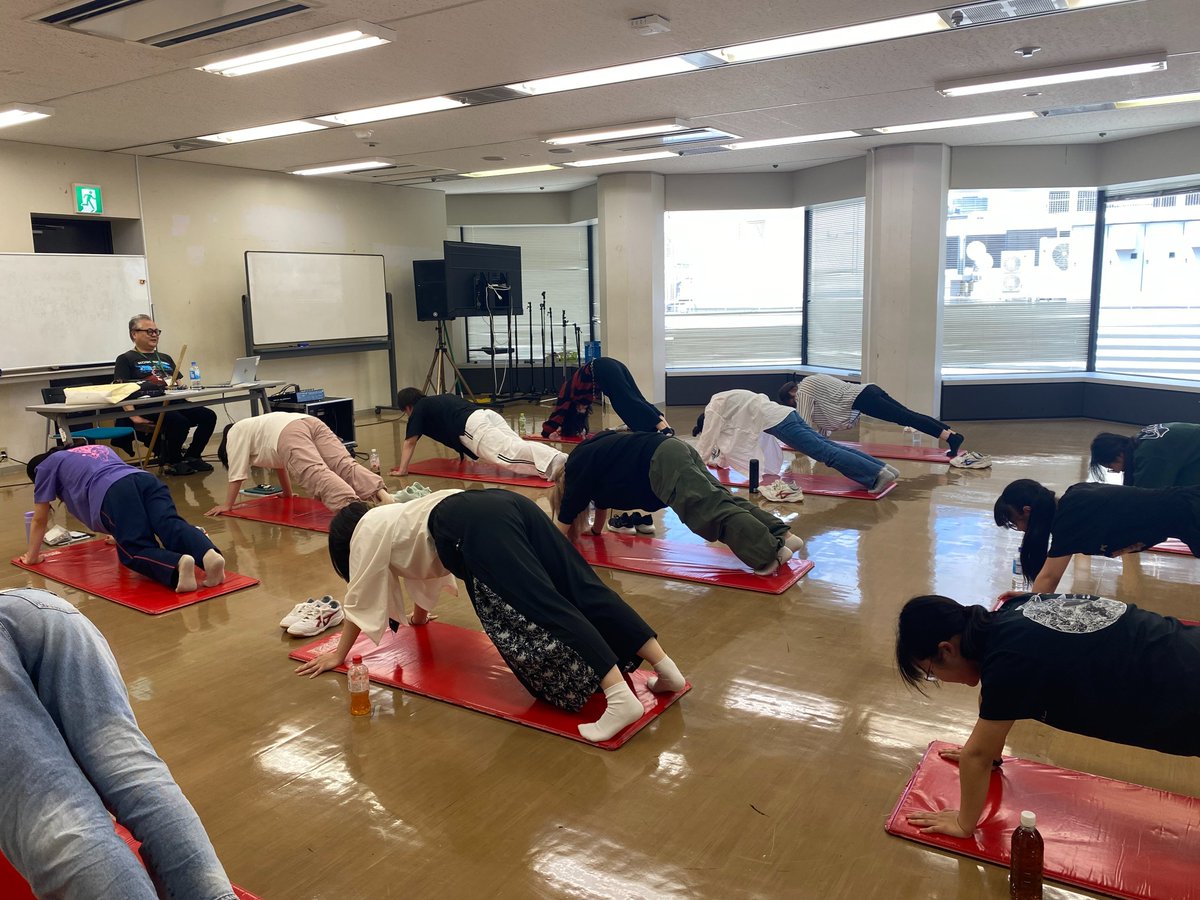 humanoosaka's tweet photo. パフォーミングアーツカレッジ授業の様子をお届け！✨

今回は「ボディメイク・エクササイズ」の授業！
演技力を磨くうえで、体作りはとても大切な要素のひとつです。
腕立て伏せ、腹筋、背筋などハードなメニューもありますが、仲間と声を掛け合いながら頑張っています🔥 https://t.co/S6jO2FIsMJ