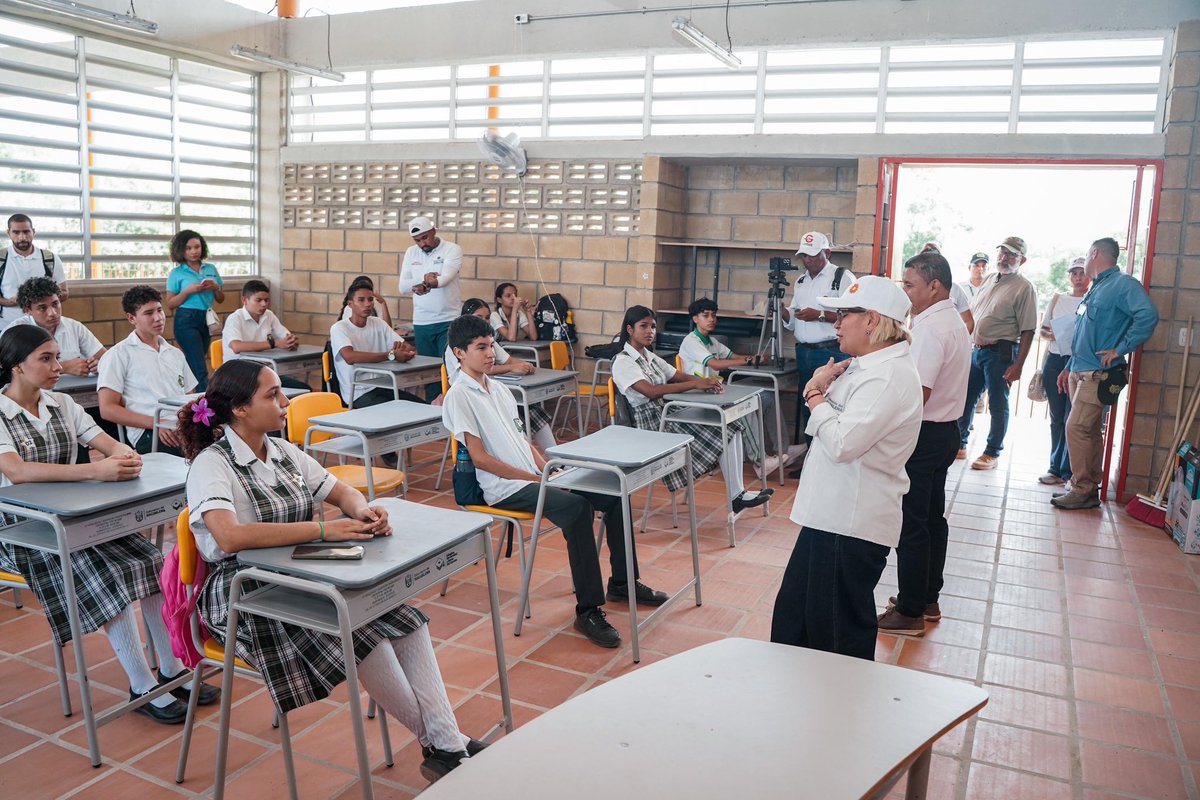 mmarguiguerra's tweet photo. Ministro @DanielRMed, el Magdalena requiere medidas excepcionales que permitan agilizar el nombramiento de docentes y garantizar el derecho a la educación de nuestros niños y niñas rurales.

Más del 70% de las sedes educativas del departamento están ubicadas en zonas rurales y el proceso mediante Sistema Maestro resulta insuficiente frente a la realidad territorial. Sumado a ello, las situaciones de orden público generan que muchos docentes que no son del territorio se declaren amenazados, soliciten traslados o presenten incapacidades recurrentes, afectando la continuidad académica.

Solicitamos habilitar nombramientos express y priorizar docentes con arraigo territorial y permanencia en las comunidades.