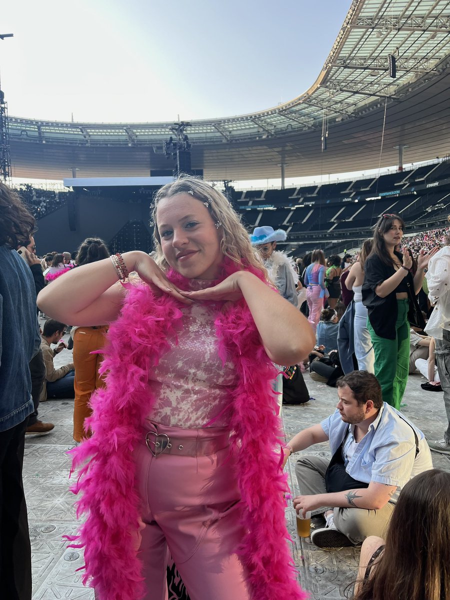 strawbharree's tweet photo. hi @HSHQ this is my application to be a photographer at tonight’s show !!!! i’ll be in rear GA!!! please please please💗💗 https://t.co/QdZM7PQSrx