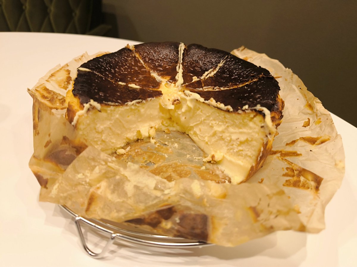 6Myp's tweet photo. バスクチーズケーキ焼いたー、全然美味しそうに写真撮れない https://t.co/WQc7rHsTPr