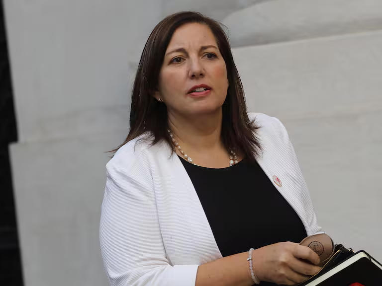 adnradiochile's tweet photo. 🎙️ EN VIVO | Sobre toda la contingencia política y legislativa, conversamos en #ADNHoy con la senadora y presidenta del PS (@PSChile), Paulina Vodanovic (@pvodanovic)

💻 https://t.co/jJWR6Tlay3
🎥 https://t.co/q69TexjPWC
📲 +56985212360 https://t.co/CiGghGPLOw