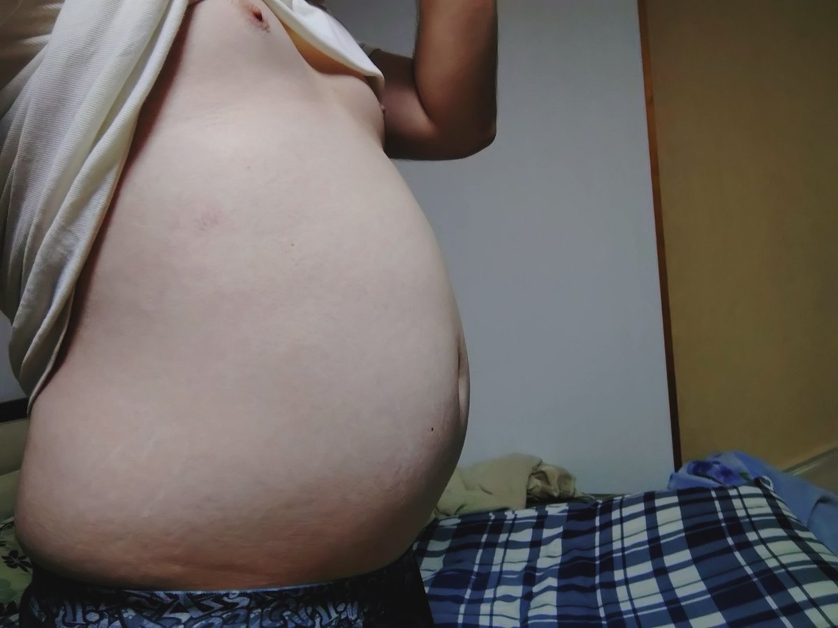 Inflation_men's tweet photo. 3Lくらい入ってるお腹 https://t.co/QkFWx3PMPy