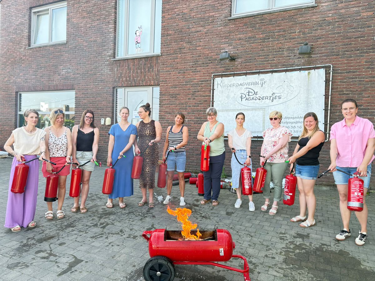 Tim_Renders's tweet photo. Vandaag gaf ik terug een opleiding op maat voor KDV De Pagaddertjes. Bedankt dames voor de zeer fijne voormiddag. Sinds 2014 gaan we samen voor meer brandveiligheid. Samen #BrandveiligeZorg. https://t.co/rLDtHTqGHk