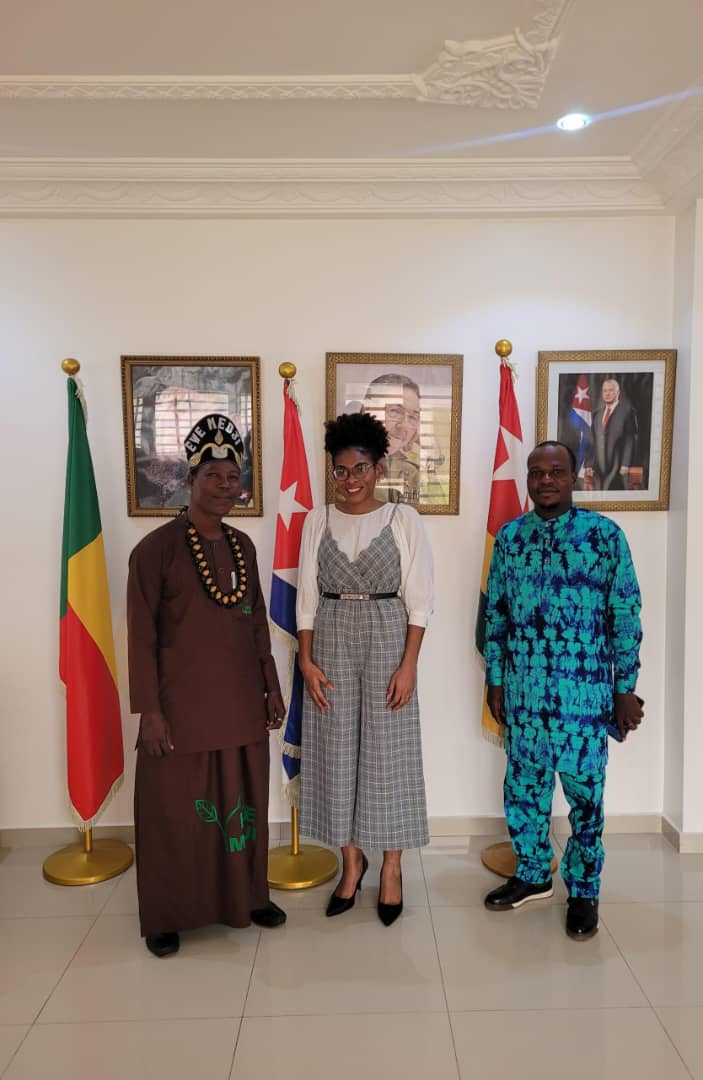 EmbaCubaBenin's tweet photo. 🇨🇺Sostiene Embajadora de Cuba encuentro con Director de primera escuela profesional de medicina tradicional en África Occidental.

🇧🇯 L’ambassadrice de Cuba rencontre le directeur de la première école professionnelle de médecine traditionnelle d’Afrique de l’Ouest francophone https://t.co/mztdx0ymD0