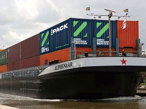 AJOT's tweet photo. Battery swapping for inland ships? 🔋🚢 ZES-powered vessels can exchange depleted battery packs for charged shoreside units, helping keep cargo moving without long recharge waits.

Read more: https://t.co/6LOnwiZF8t

#InlandShipping #GreenShipping #Freight #Maritime https://t.co/EgmnMXgBld