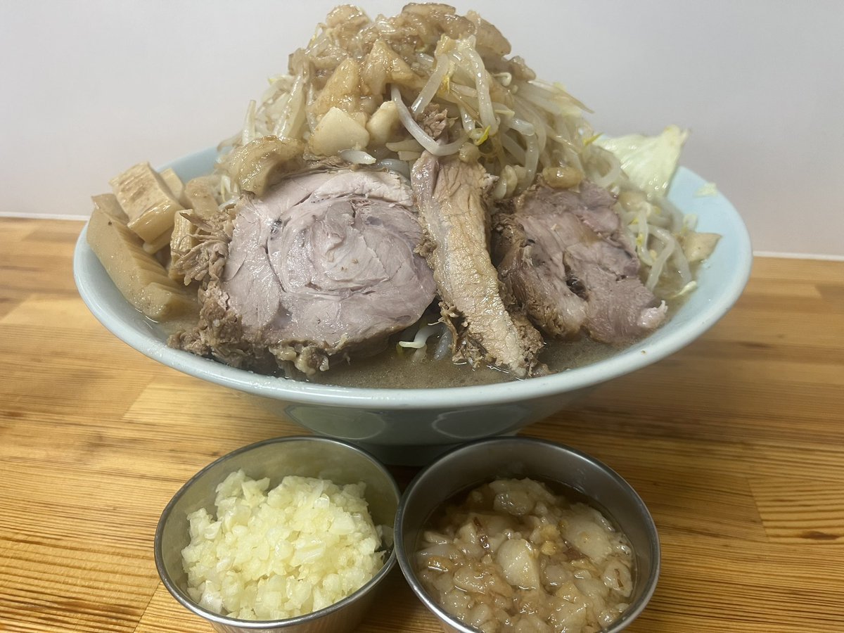 ramen_freetime's tweet photo. ラーメン工藤
500g 野菜マシより多め アブラマシ 国産ニンニク メンマ

乾燥してない生ニンニクを味わえるのはかなりのレア😍巨大メンマのコリコリ食感を堪能した後に一気に柔麺を吸い込む幸福感👍ニンニクの刺激強く食欲増進🧄スープがうめぇ〜😋
工藤さんの大人気トッピングを味わえて大満足でした☺️ https://t.co/q0I85uzYww