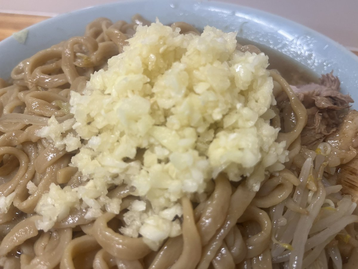 ramen_freetime's tweet photo. ラーメン工藤
500g 野菜マシより多め アブラマシ 国産ニンニク メンマ

乾燥してない生ニンニクを味わえるのはかなりのレア😍巨大メンマのコリコリ食感を堪能した後に一気に柔麺を吸い込む幸福感👍ニンニクの刺激強く食欲増進🧄スープがうめぇ〜😋
工藤さんの大人気トッピングを味わえて大満足でした☺️ https://t.co/q0I85uzYww