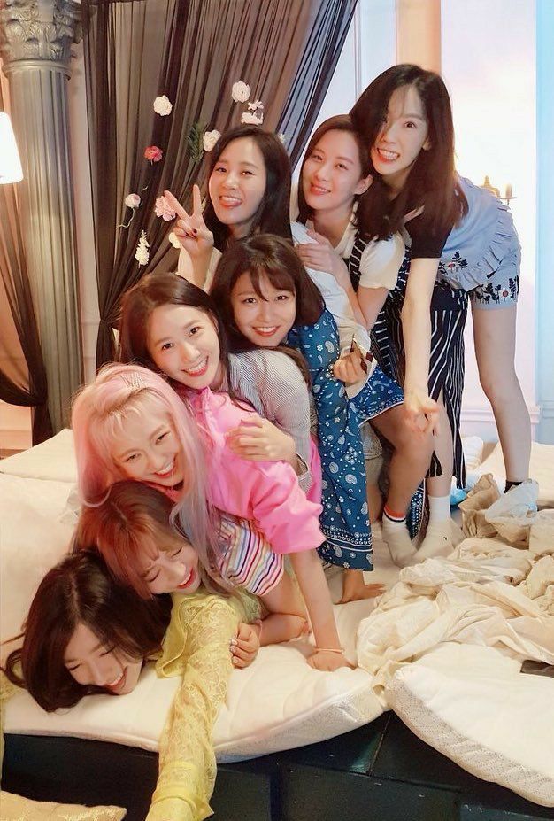_ordinarysone's tweet photo. Tahun depan bulan2 segini pasti udh ada pengumuman variety show baru bisa liat taeyeon sunny tiffany hyoyeon yuri sooyoung yoona seohyun ngepost2 foto selop lagi trus tiktok gemesh lagi semoga ada acara jalan2 sleepover lagi walaupun ilang2an sebiji dua biji atau pulang duluan https://t.co/bYbhLw3aXF