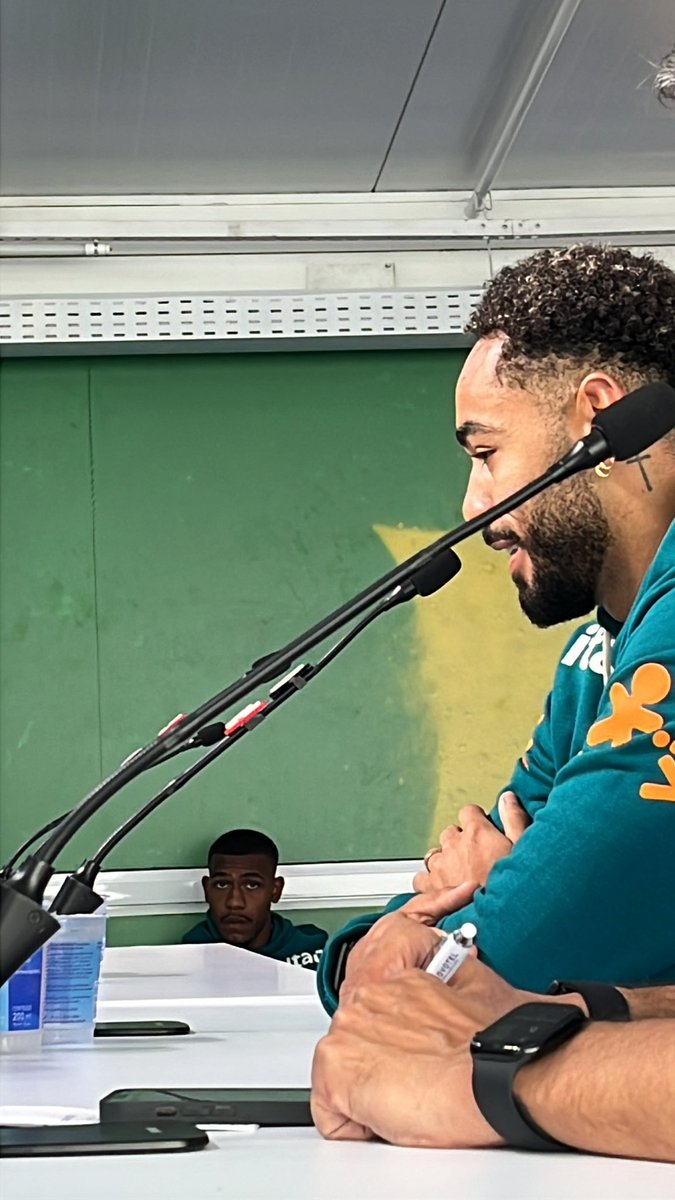raphazarko's tweet photo. Rayan de olho em Matheus Cunha. Jogadores vieram para a coletiva de imprensa nesta manhã em Teresópolis. https://t.co/ob7y98Fa8h