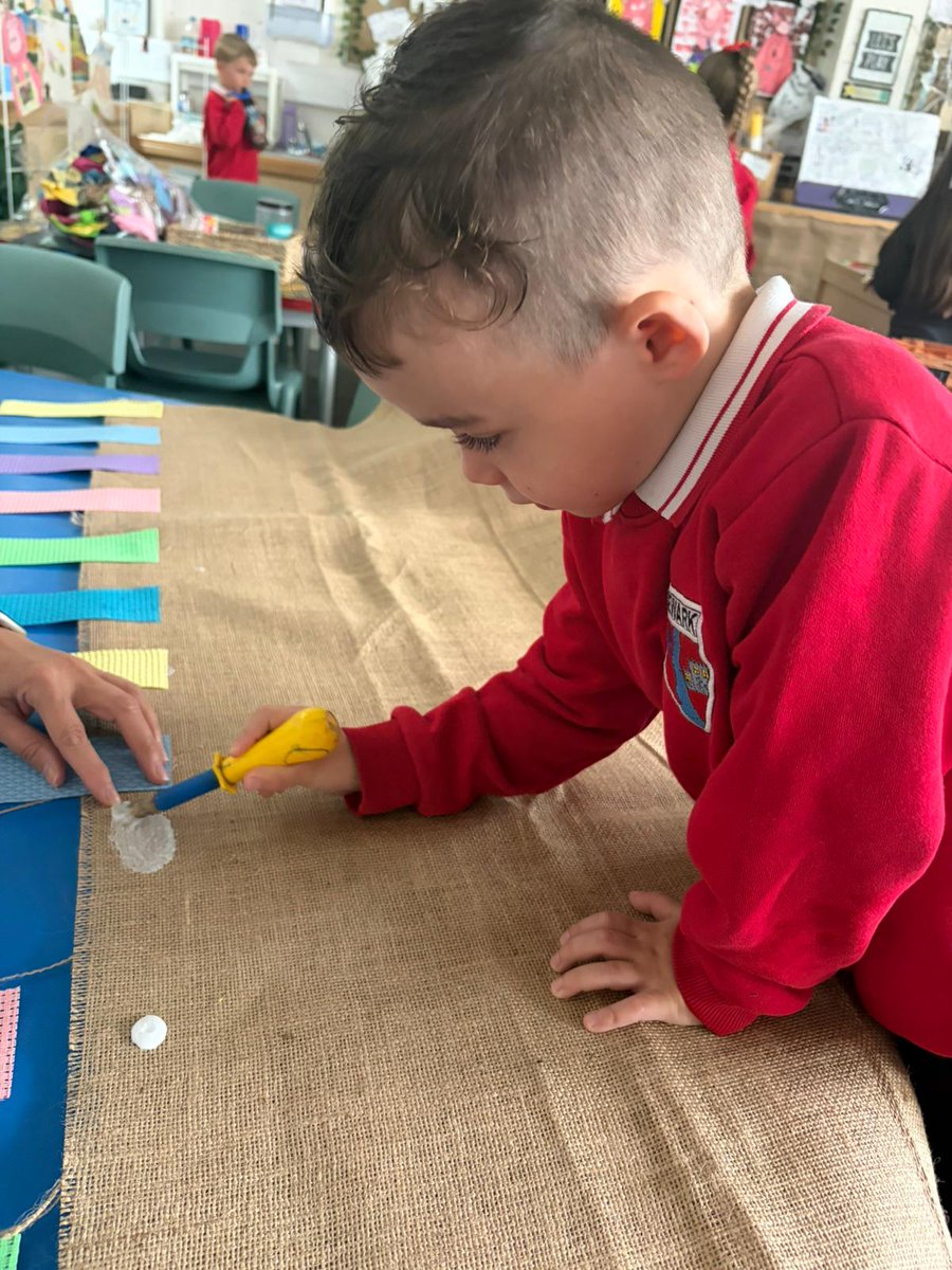 P1aNewarkPS's tweet photo. We are creative superstars in Primary 1! 🌟❤️🪡👩‍🎨✂️ Working with a range of textiles to create our value of 'Nurture' wall hanging. We can't wait to share our finished piece with you. ❤️ @NewarkPrimary @MrsLow98 #togetherweshine 🌟 https://t.co/HtvDwaJRkD