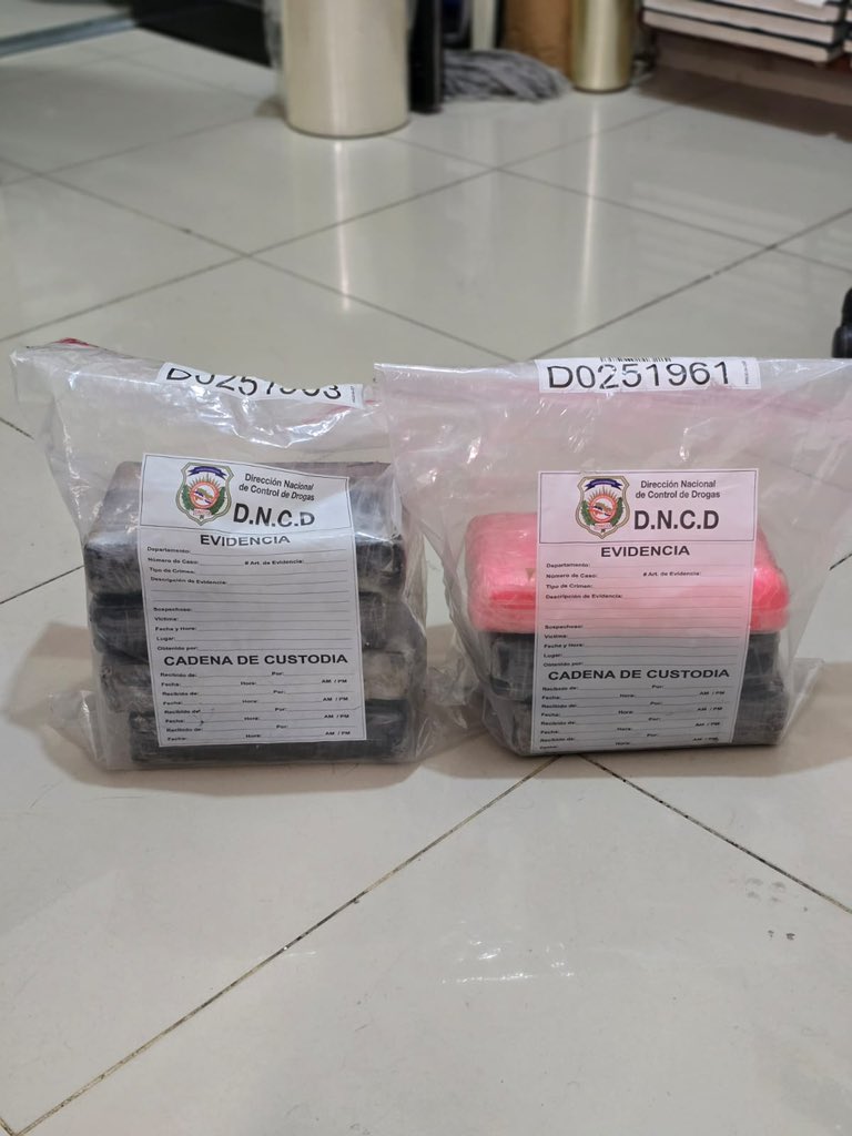 DNCDRD's tweet photo. EN BARAHONA: DETIENEN HOMBRE CON SIETE PAQUETES DE PRESUNTA COCAÍNA OCULTOS EN PARTE TRASERA DE SU VEHÍCULO https://t.co/EFEkSVzfZ5