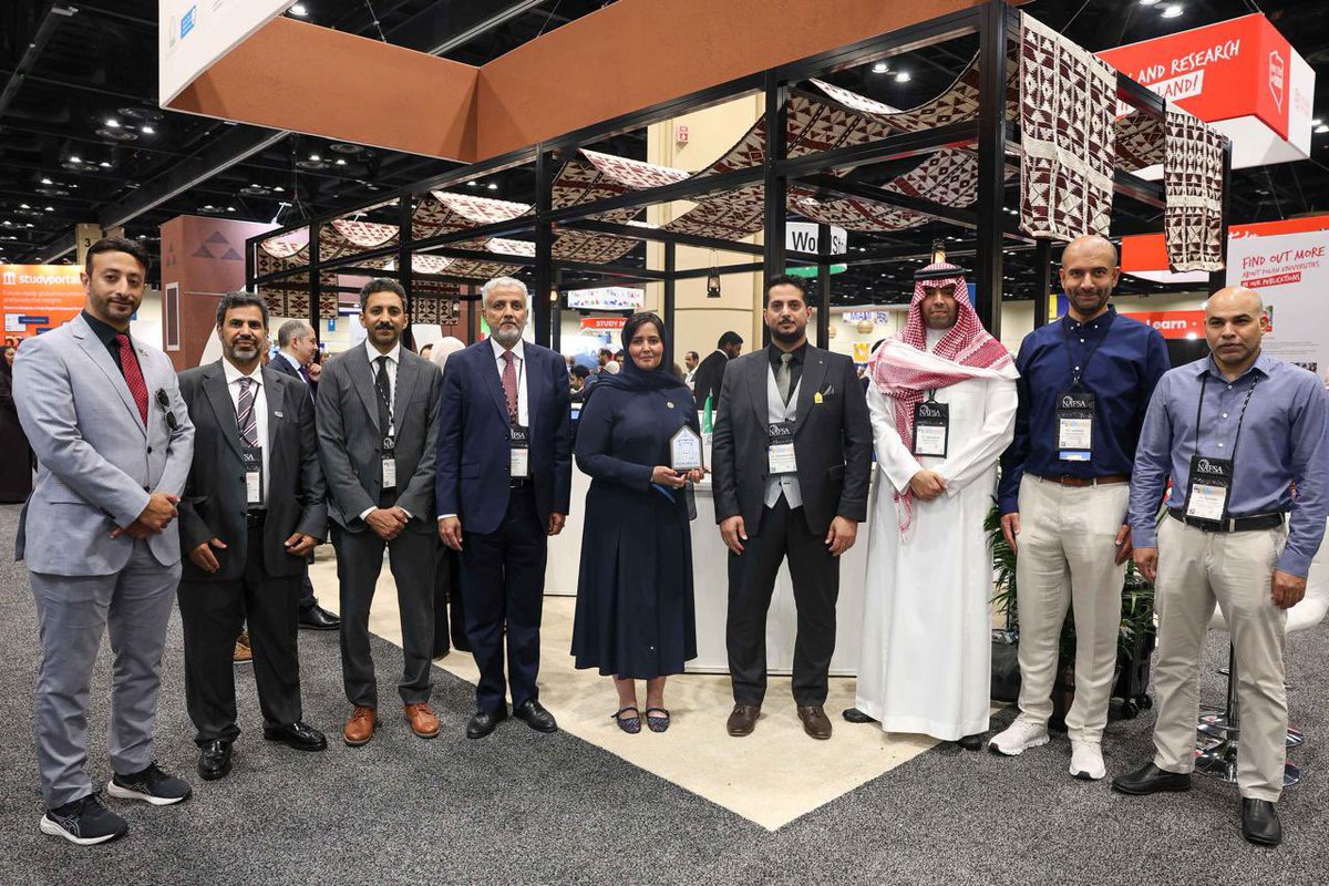 IMSIU_edu_sa's tweet photo. الملحق الثقافي بالولايات المتحدة الأمريكية أ.د تهاني بنت عبدالعزيز البيز، تزور جناح #جامعة_الإمام المشارك في مؤتمر ومعرض #NAFSA2026.
#مجلس_شؤون_الجامعات 
#وزارة_التعليم
https://t.co/3VfQvcPng8 https://t.co/98YYGjPCFV
