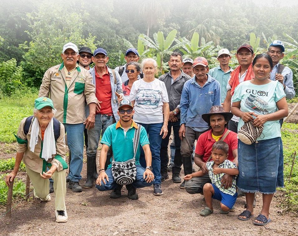 ElizbethCristi7's tweet photo. ♥️Amigos, ¿sabían ustedes que más de 1 millón de campesinas y campesinos ya han sido formados gracias a CampeSENA?  Mientras muchos hablaban del campo, el SENA llegó con oportunidades reales, formación y tecnología. ¡Compartan estos logros que sí transforman vidas! #SENALeCumpleAlPais