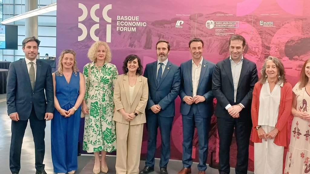 Maritxu30's tweet photo. Un placer acompañar al ministro Carlos Cuerpo y al vicelehendakari Mikel Torres en la primera edición del #BasqueEconomicForum en la Biblioteca CRAI de @deusto.

Se trata de crecer, hoy, pero también de consolidar una economía más competitiva y más igualitaria para el futuro. https://t.co/H4Nps5fHa8