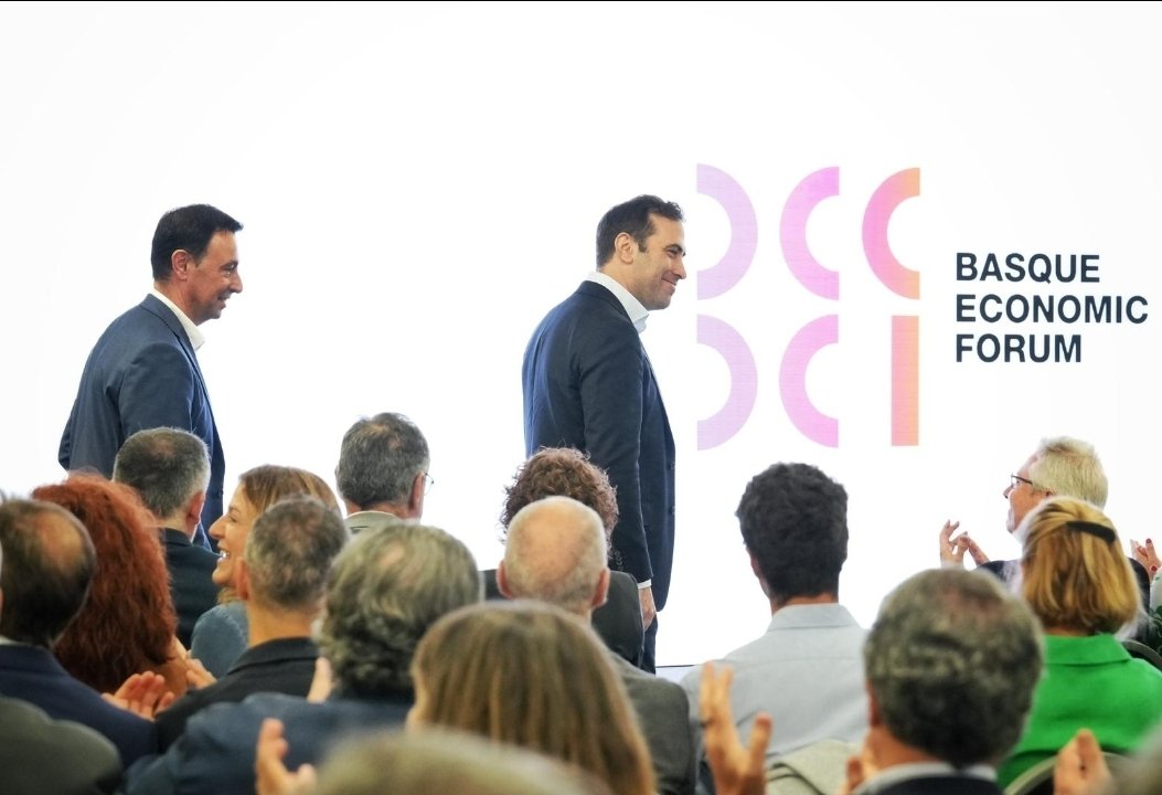 Maritxu30's tweet photo. Un placer acompañar al ministro Carlos Cuerpo y al vicelehendakari Mikel Torres en la primera edición del #BasqueEconomicForum en la Biblioteca CRAI de @deusto.

Se trata de crecer, hoy, pero también de consolidar una economía más competitiva y más igualitaria para el futuro. https://t.co/H4Nps5fHa8