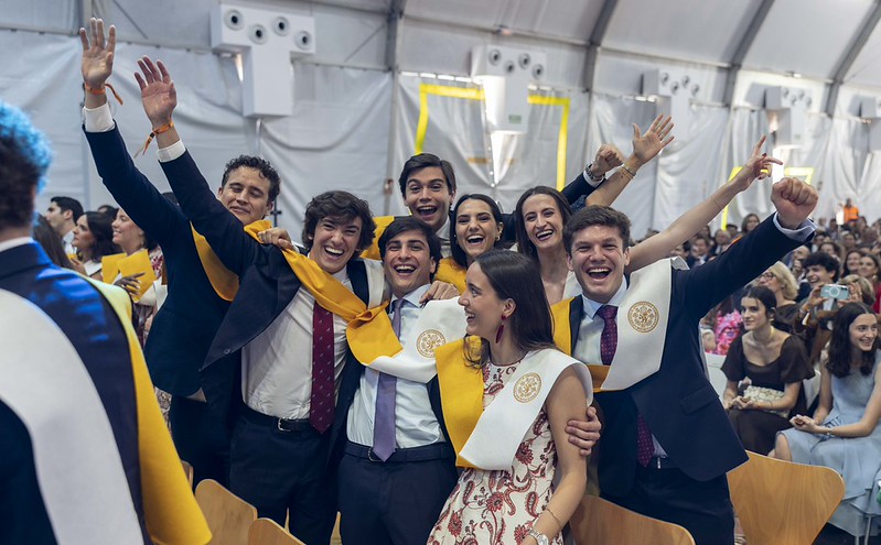 UCOMILLAS's tweet photo. 🎓 “Soñemos alto, muy alto”

Los egresados de E-2 Analytics, E-6 y E-6 Analytics de la Facultad de Empresariales celebraron su graduación en una ceremonia llena de emoción, orgullo y comunidad.

Enhorabuena, graduados. Esto solo acaba de empezar. 🚀
https://t.co/brTS3dm1MO https://t.co/iIclvugtHi