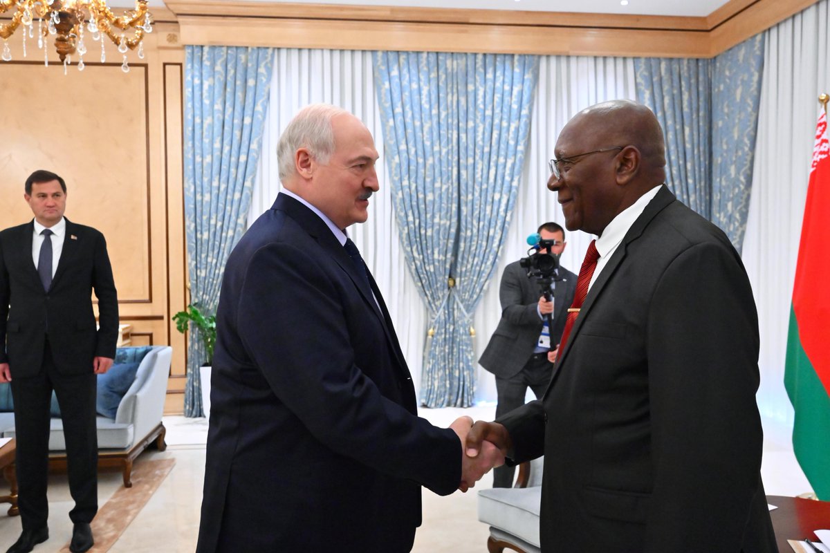 SalvadorValdesM's tweet photo. Un cálido encuentro sostuve hoy con el presidente de Belarús y gran amigo de Cuba, Sr Alexandr Lukashenko. Repasamos aspectos de la agenda bilateral y la compleja situación que enfrenta Cuba por el recrudecido bloqueo de EEUU, el criminal cerco energético y sanciones secundarias. https://t.co/yrZMWQZJQM