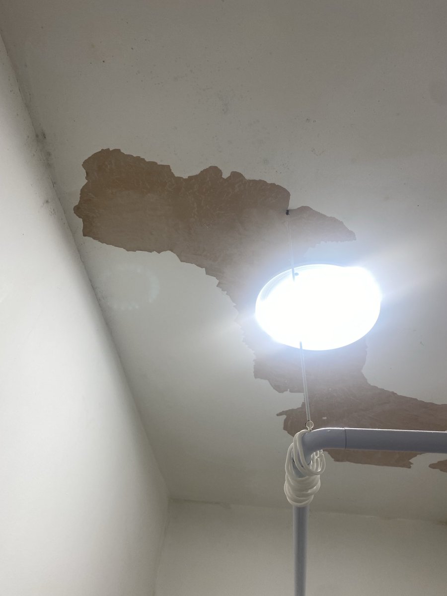 MrCos71's tweet photo. And there was me thinking I’d have a nice early day.Soon as I started scraping the old paint it all fell off 😂😂😂 this is what happens when it’s not done properly in the first place.We solider on 💪🏼 https://t.co/DOkUmkhlFd