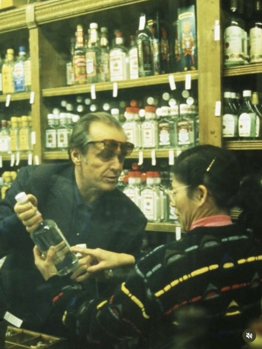 BoylanRoger's tweet photo. Jack Nicholson negotiating in a liquor store. https://t.co/WK6S4lyIB7