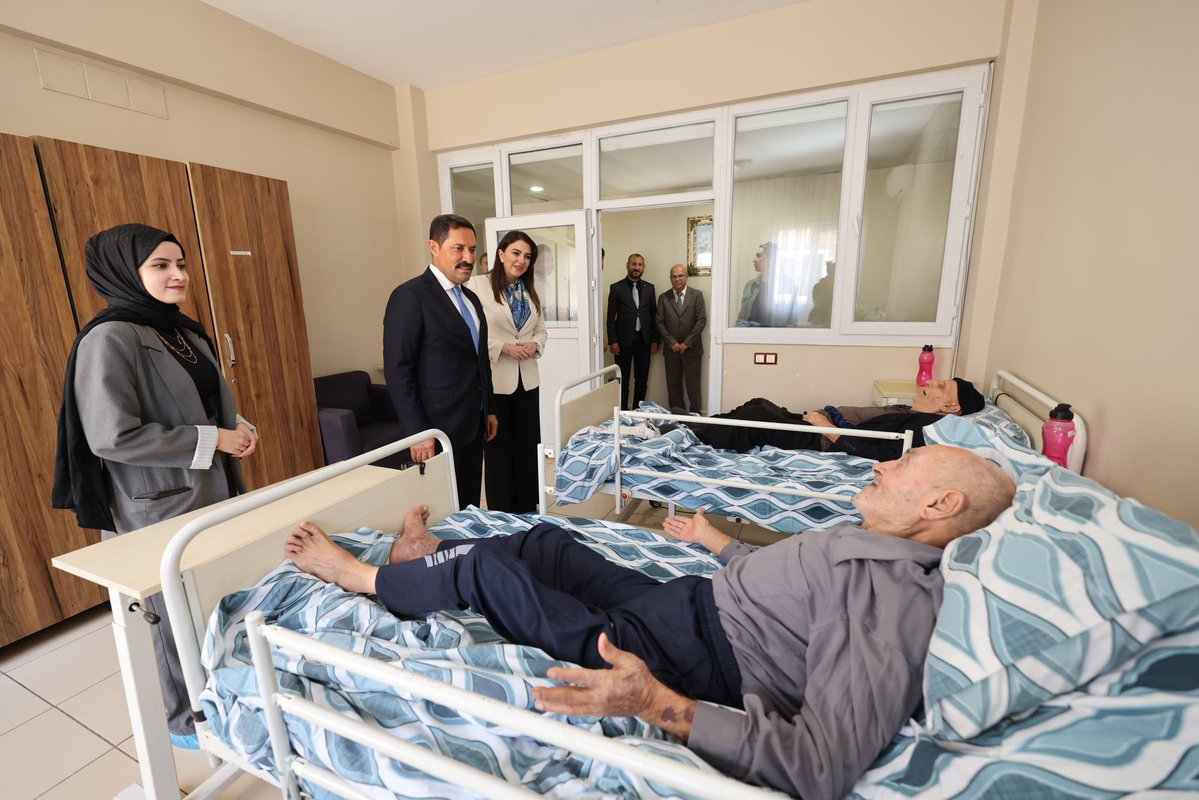 HatayValiligi's tweet photo. 🇹🇷 Bayram; Büyüklerimizin Dualarında Bereket, Gönüllerinde Muhabbettir.

📌 Valimiz Mustafa MASATLI, eşleri Esra MASATLI Hanımefendi ile birlikte Kurban Bayramı münasebetiyle Antakya Huzurevi, Bakım ve Rehabilitasyon Merkezimizde misafir edilen kıymetli büyüklerimizi ziyaret ederek bayramlarını tebrik ettiler.

📌 Büyüklerimizle yakından ilgilenen Valimiz ve eşleri Hanımefendi; onların hâl ve hatırlarını sorarak samimi sohbetlerde bulundu, bayramın manevi huzurunu ve sevincini birlikte paylaştılar.

📌 Bir toplumun köklerinin; büyüklerine gösterdiği hürmet, vefa ve sahiplenme duygusuyla güçlendiğini ifade eden Valimiz Mustafa MASATLI, büyüklerimizin hayır dualarının milletimizin en kıymetli hazinelerinden biri olduğunu vurguladı.

📌 Gerçekleştirilen ziyarette görevli personelimizin de Kurban Bayramı’nı tebrik eden Valimiz Mustafa MASATLI, özverili çalışmalarında kolaylıklar ve başarılar diledi.

📍 HATAY / Antakya