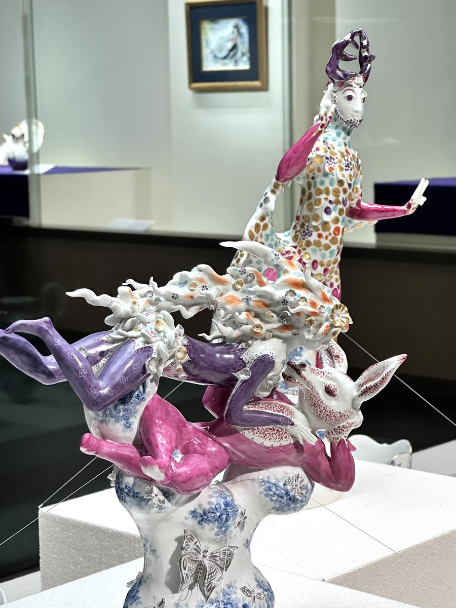 goldnewsjp's tweet photo. 【愛知県陶磁美術館で明日開幕！】
特別展「巨匠ハインツ・ヴェルナーの描いた物語―現代マイセンの磁器芸術―」プレスビューへ。
https://t.co/TMdoeAu4A4

まずは特別展示のフィギュリン「エルザ」がお出迎え。日本陶磁の影響を受けた初期マイセンの作品に始まり、「サマーナイト」「アラビアンナイト」「ほら吹き男爵」など物語（メルヘン）を題材とした魅力的なデザインのヴェルナー作品を多数展示。

その繊細さと美しさに惚れ惚れする名品たちが勢揃い、ぜひ会場で！