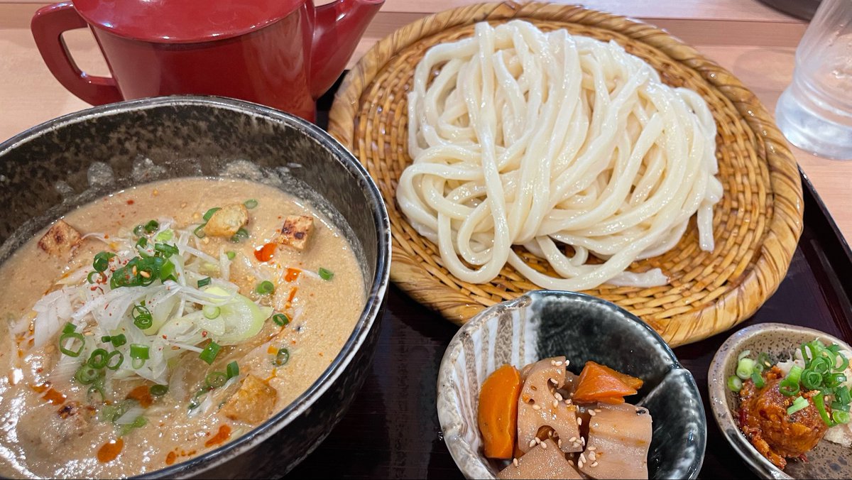 itotkr's tweet photo. 今日の12時前、二郎を覗いてスルーしサンモールをスマホ見ながら歩いてるケイちゃんを藤崎側で目撃した。だからこのポストはガチだ。隣の麻辣湯は超並んでた。その時俺はうどんを食べた後だった。 https://t.co/iFrxW3oyHG