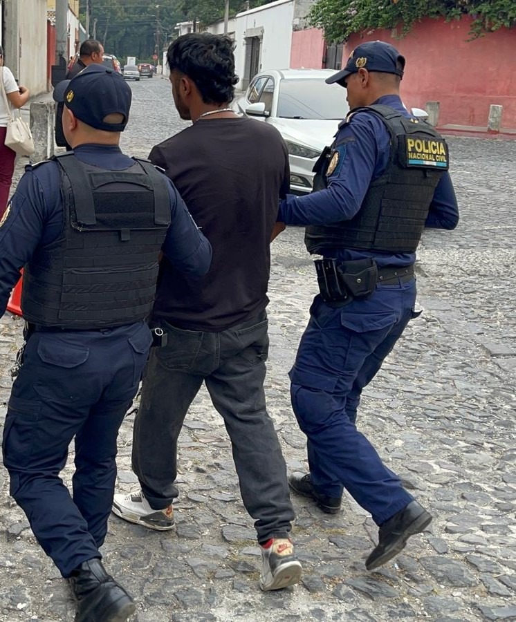 EmisorasUnidas's tweet photo. #AHORA En el kilómetro 63.4 de la RN-14, jurisdicción de Pastores, Sacatepéquez, agentes de la Policía Nacional Civil capturaron a alias “Negro”, de 19 años, presunto robamotos | Vía @JCChanta_EU https://t.co/7cyKbolPWB