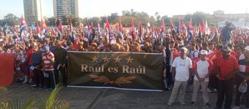 MinturCuba's tweet photo. "En el año del centenario de #Fidel, y a las puertas de los #95DeRaúl, nuestro pueblo sigue respondiendo con firmeza y unidad a la infame acusación contra el General de Ejército.

#LaPatriaSeDefiende https://t.co/bmn8Iu9QTS