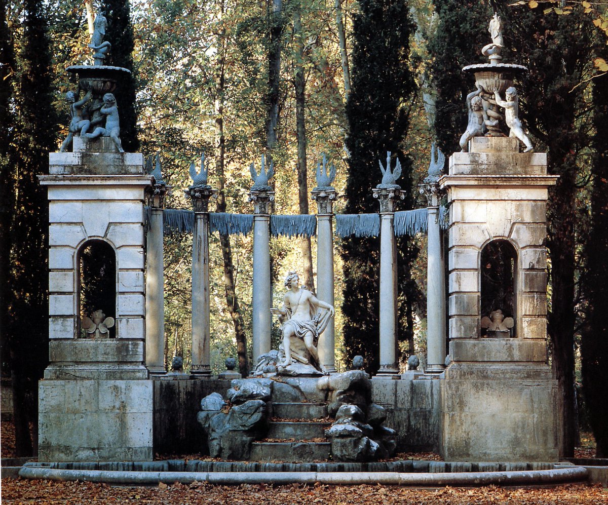 PatrimNacional's tweet photo. El dios Apolo reposa espléndido portando su lira🪉en el jardín del Príncipe del Real Sitio de Aranjuez 🌳

Está colocado en una fuente, rodeado de 6 columnas corintias de mármol blanco, sobre cuyos capiteles se distinguen unos patos🦆

¿Conocías el Apolo de Aranjuez? 👀 https://t.co/7qgybGKWzw