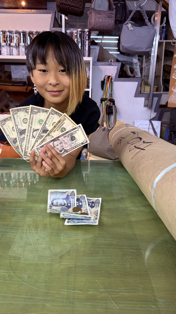 kabanbito's tweet photo. 出張ワークショップのため、午前中は浅草へ✨

娘が革の仕入れをしたので、立て替えた分を即回収👍
少し前から、お小遣いを5$+仕事のお手伝い(円)で渡すようにしてます。
買いたいものがある時は、その日のレートで円に変えたり、$に変えて増やしたり😆
世界を身近に🥰
算数がもっと好きになるように🥰 https://t.co/QooXpLtEKT