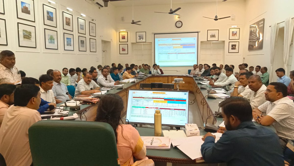 dmgonda2's tweet photo. कलेक्ट्रेट सभागार में विकास कार्यों की समीक्षा बैठक आयोजित की गई। बैठक में अधिकारियों को सभी कार्य को समय से पूर्ण करने तथा विभाग की रैंकिंग पर विशेष ध्यान देने के निर्देश दिए गए।
#गोण्डा_उत्तर_प्रदेश https://t.co/jtMEBDuKji