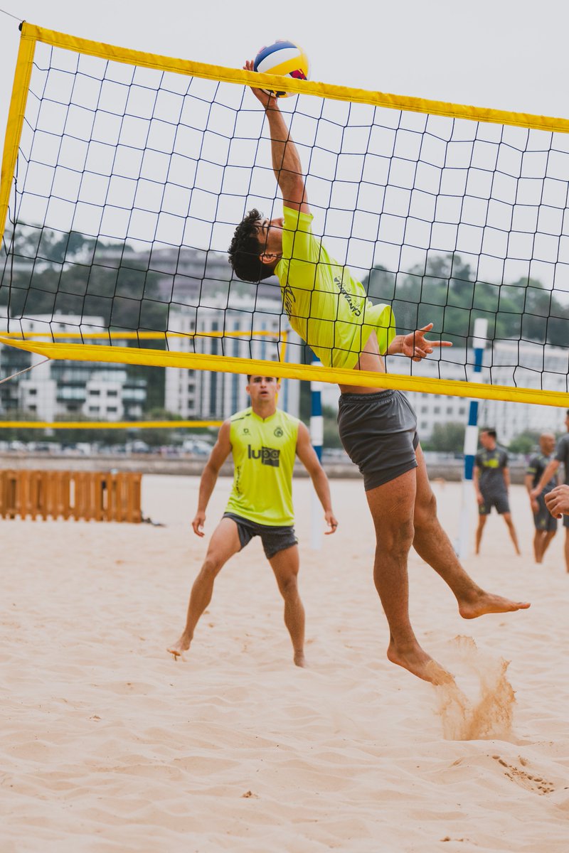 RacingCantera's tweet photo. ⚡️🏖️ Chino, Sergio, Carlos y Diego Díaz cambiaron el césped por la arena de El Sardinero junto al primer equipo

#RayoCantabria #CanteraRRC https://t.co/ye1tA0F3XB