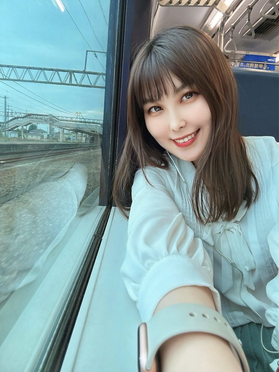 mitsue0531's tweet photo. 電車のボックス席に乗ったよ～🎁✮➰ᐡ >⩊o̴̶̷̤ ᐡ꒱✌🏻︎💓
空いてるタイミングだったので座れて良かった⸜(˶'ᵕ'˶ )⸝♬.*ﾟ
空いてる時間帯の電車に乗るの好きなんだ～🚃🚃𓈒𓂂𓏸
景色見てると癒されるよね☀️𓂃 𓈒𓏸◌(*ˊᵕˋ*♡💕
#ボックス席
#東海道線
#高崎線
#湘南新宿ライン
#上野東京ライン https://t.co/eNYExNZx1s