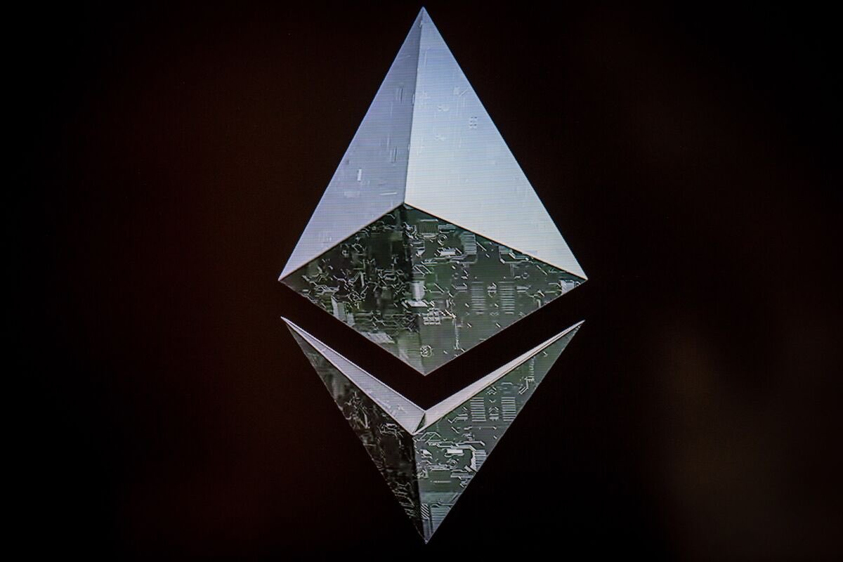 CryptoNews2008's tweet photo. 🚨انخفض سعر #ETH الإيثيريوم إلى ما دون 2000 دولار لأول مرة منذ مارس.

يُنهي هذا الانخفاض ستة أسابيع متتالية من التراجع، ليُصبح سعر الإيثيريوم منخفضًا بأكثر من 58% عن أعلى مستوى له في عام 2025.

ما هي العوامل المؤثرة على معنويات السوق؟

• خروج الأموال من صناديق المؤشرات المتداولة
• تراجع نشاط التمويل اللامركزي
• تغييرات في قيادة مؤسسة الإيثيريوم
• ضعف عام في الأصول عالية المخاطر

في الوقت نفسه، يواصل بعض كبار المستثمرين زيادة حيازاتهم.

اشترت شركة BitMine ما قيمته 237 مليون دولار إضافية من الإيثيريوم الأسبوع الماضي، ليصل إجمالي حيازاتها إلى أكثر من 5 ملايين إيثيريوم.

لا يزال السوق يبحث عن القاع.