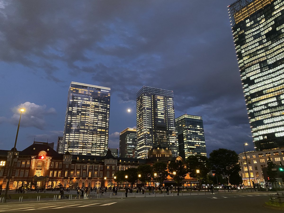 Tomo7A7's tweet photo. １週間、お疲れ様でした！

会社帰りに皇居の近く歩いて、皇居ランしたくなった🏃‍♂️ https://t.co/PrESpPXWB9