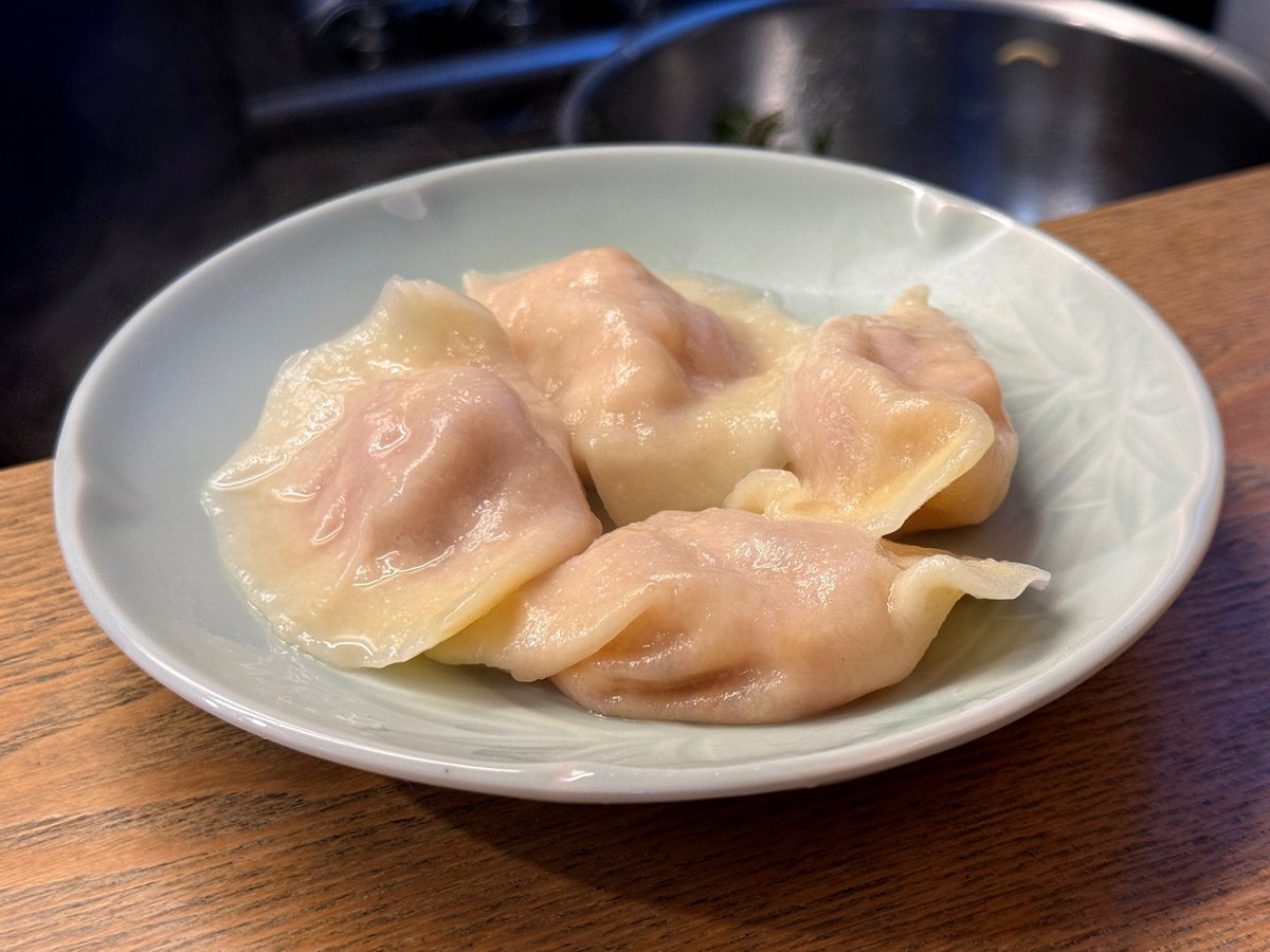 h_gashiyama's tweet photo. 2年ぶりの吉春さん
いやーーーーー！！！圧倒的！！！
究極的にうますぎる！！！！！

餃子屋をやると決意して、餃子の肉太郎をオープンしてからも餃子を研究しまくって
餃子についてはかなり勉強してきた

2年前から解像度が上がっているからこそ、凄まじさがより分かる！！！

こんなん、餃子界の奇跡だよ
あり得ないよ

まず、皮が奇跡的に滑らかで、甘い！
そしてこなっぽさが全くない！！
こんなにうまい生地、すごい！！

そして餡…
季節限定餃子から定番餃子まで、常時10〜15品用意してて全部全然味が違う！

そして、全部すごくうまい！！！

特に、ホタルイカと豆苗の餃子、やばすぎた…信じられないくらいうまか���た…

餃子の価値観変わるし、餃子好きな人、絶対絶対ぜーーったい行くべき！
ヤバいよ