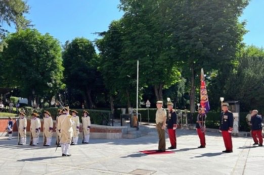 UKDefenceSpain's tweet photo. Ha sido un privilegio asistir al relevo de la Guardia del Palacio de Buenavista, sede del Cuartel General del @EjercitoTierra en Madrid. Un espectáculo visual que combina tradiciones centenarias con la profesionalidad del Ejército 🇪🇸 de hoy https://t.co/BnZlEnybFN