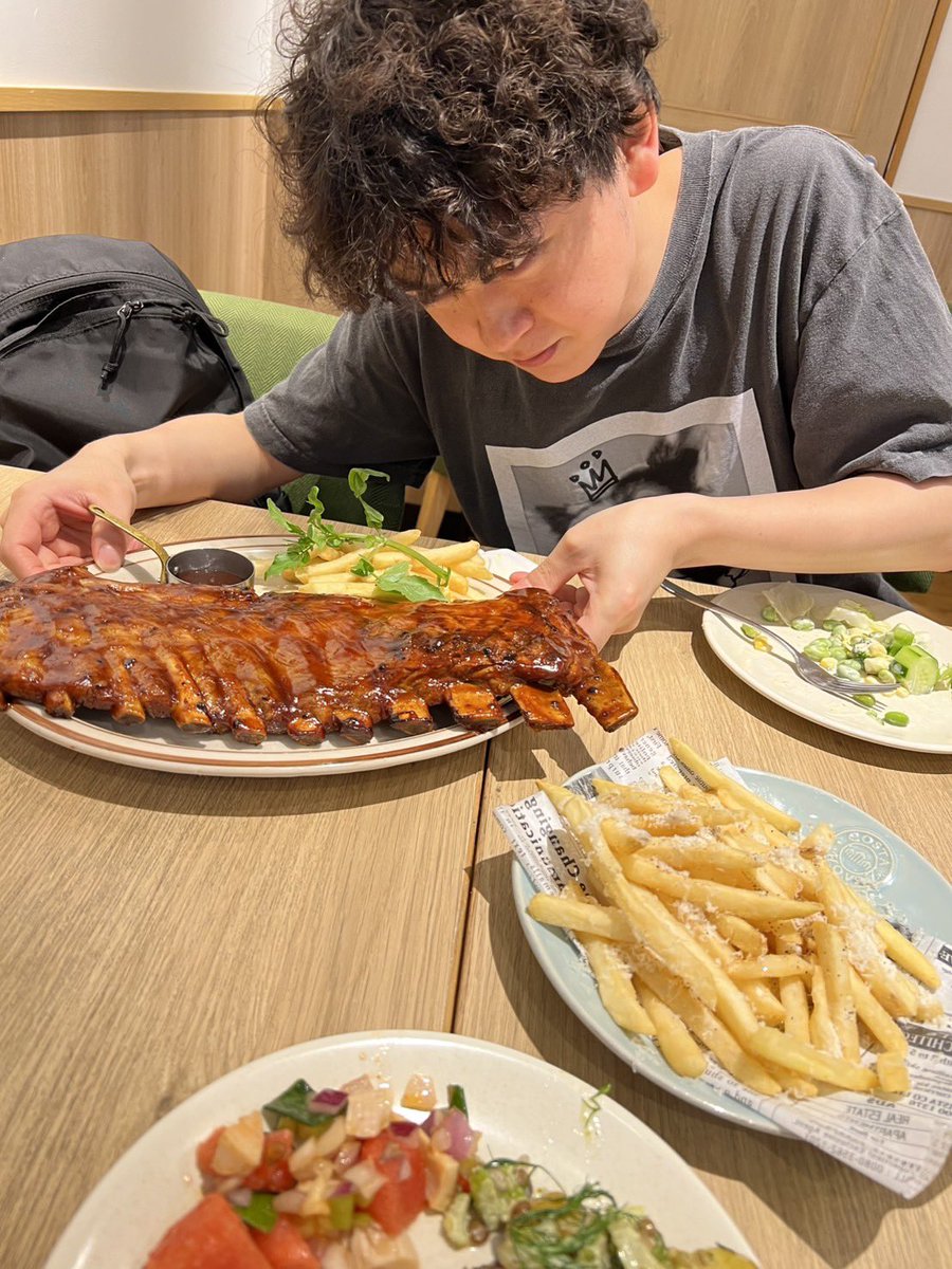 mamekui's tweet photo. 筋肉ドラマーのマサくんとお互いの誕生日祝いに🍖 https://t.co/dbZ9oOA4kk