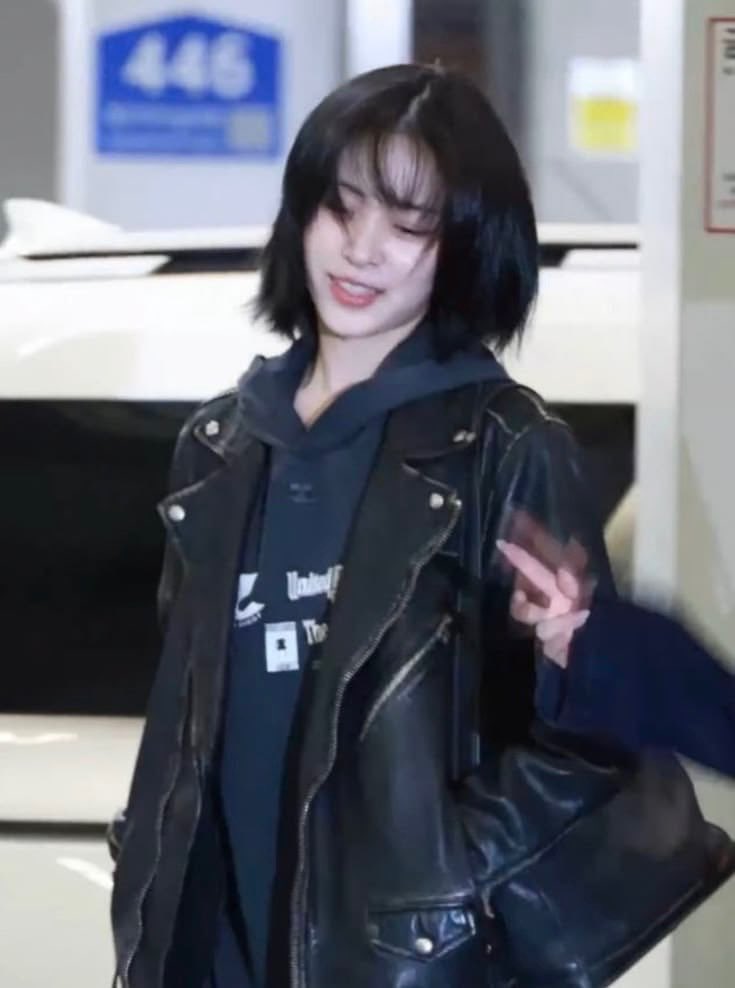 itzypopbase's tweet photo. ITZY’s Ryujin claims she has a preference for “genderless fashion” in a recent video:

“I also like genderless fashion, so I find a lot of pieces in menswear.” https://t.co/WO4lxrLipJ