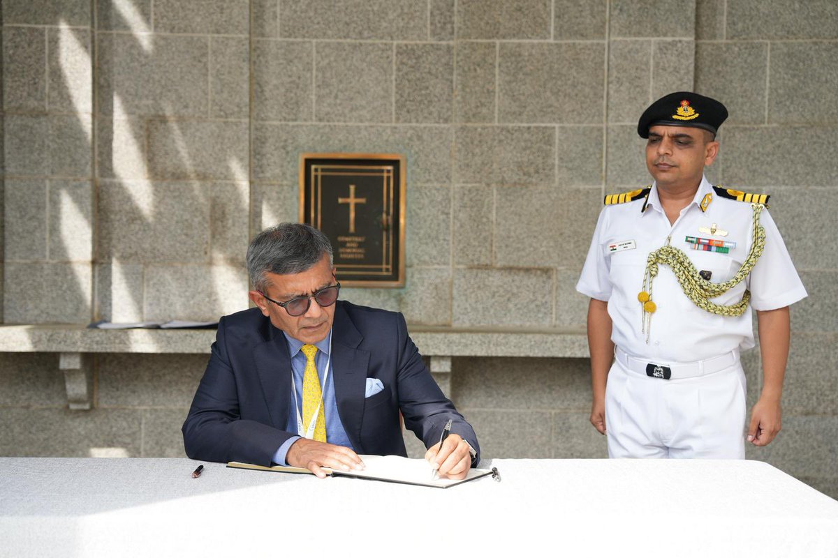 SpokespersonMoD's tweet photo. Defence Secretary Shri Rajesh Kumar Singh paid solemn tributes at the Kranji War Memorial in #Singapore and laid a wreath in honour of the brave soldiers who made the supreme sacrifice during the World Wars.

The honour symbolises close ties between India and Singapore in remembering shared history.

@HCI_Singapore 
@SGinIndia 
@MEAIndia