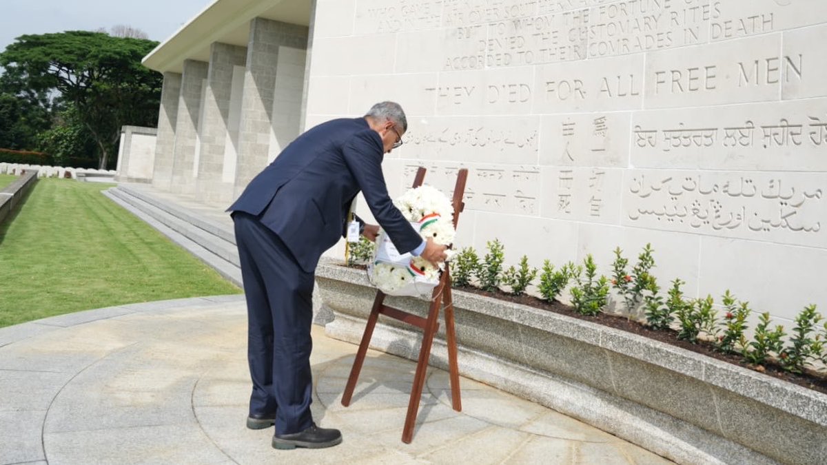 SpokespersonMoD's tweet photo. Defence Secretary Shri Rajesh Kumar Singh paid solemn tributes at the Kranji War Memorial in #Singapore and laid a wreath in honour of the brave soldiers who made the supreme sacrifice during the World Wars.

The honour symbolises close ties between India and Singapore in remembering shared history.

@HCI_Singapore 
@SGinIndia 
@MEAIndia