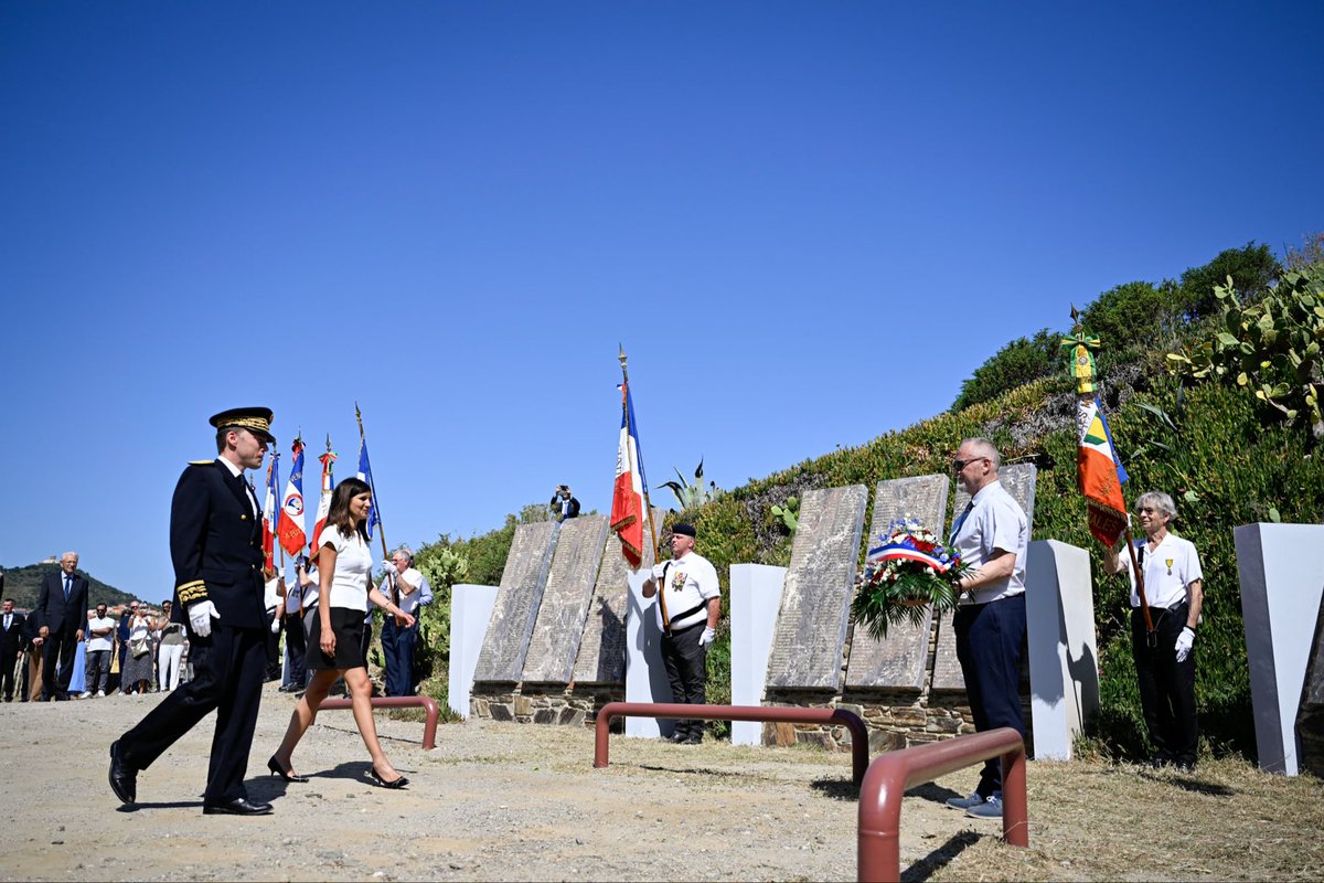 RufoAlice's tweet photo. À Port-Vendres, dans les Pyrénées-Orientales, j'ai tenu à commencer cette journée par un moment de recueillement au Monument à la mémoire des militaires français portés disparus en Algérie. 

J'ai déposé une gerbe en hommage à tous ceux qui ont servi la France et dont le destin reste à jamais inconnu. 

Françoise Dumas, présidente de la Commission nationale indépendante de reconnaissance et de réparation des préjudices subis par les Harkis, et Hocine Bouarès, combattant harki, militaire de carrière et membre du conseil d’administration de l’ONaCVG, m’accompagnaient pour ce moment solennel.

Honorer leur mémoire, c'est rappeler que la Nation n'oublie aucun de ceux qui se sont battus pour elle.