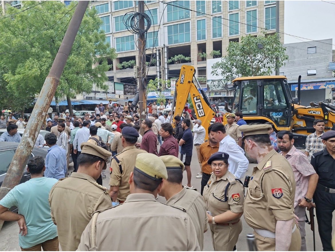 ADCPNoida's tweet photo. @CP_Noida के निर्देशन में आज दिनांक 29-5-2026 को सेक्टर 16 कार मार्केट थाना फेस 1 नोएडा क्षेत्रान्तर्गत सिविल पुलिस, यातायात पुलिस, नोएडा प्राधिकरण द्वारा चलाये गये संयुक्त अभियान के दृष्टिगत अवैध अतिक्रमण हटवाया गया व संबंधित को आवश्यक दिशा निर्देश दिये गए । https://t.co/iE279bBUGa