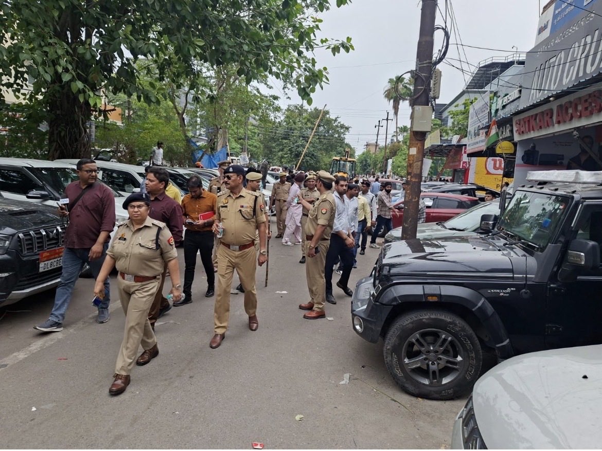 ADCPNoida's tweet photo. @CP_Noida के निर्देशन में आज दिनांक 29-5-2026 को सेक्टर 16 कार मार्केट थाना फेस 1 नोएडा क्षेत्रान्तर्गत सिविल पुलिस, यातायात पुलिस, नोएडा प्राधिकरण द्वारा चलाये गये संयुक्त अभियान के दृष्टिगत अवैध अतिक्रमण हटवाया गया व संबंधित को आवश्यक दिशा निर्देश दिये गए । https://t.co/iE279bBUGa