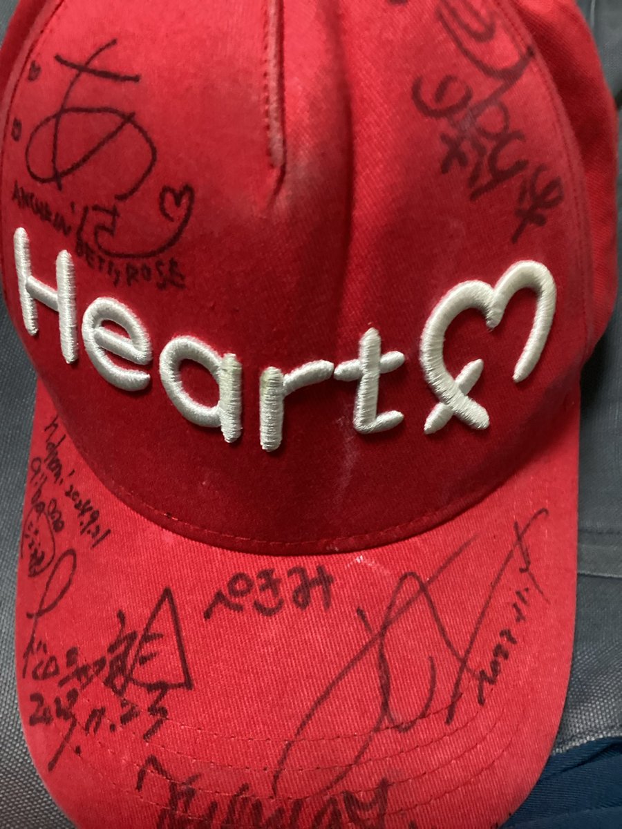 このHEARTFMの帽子、ジェイムスさんだったり三四朗さんだったり