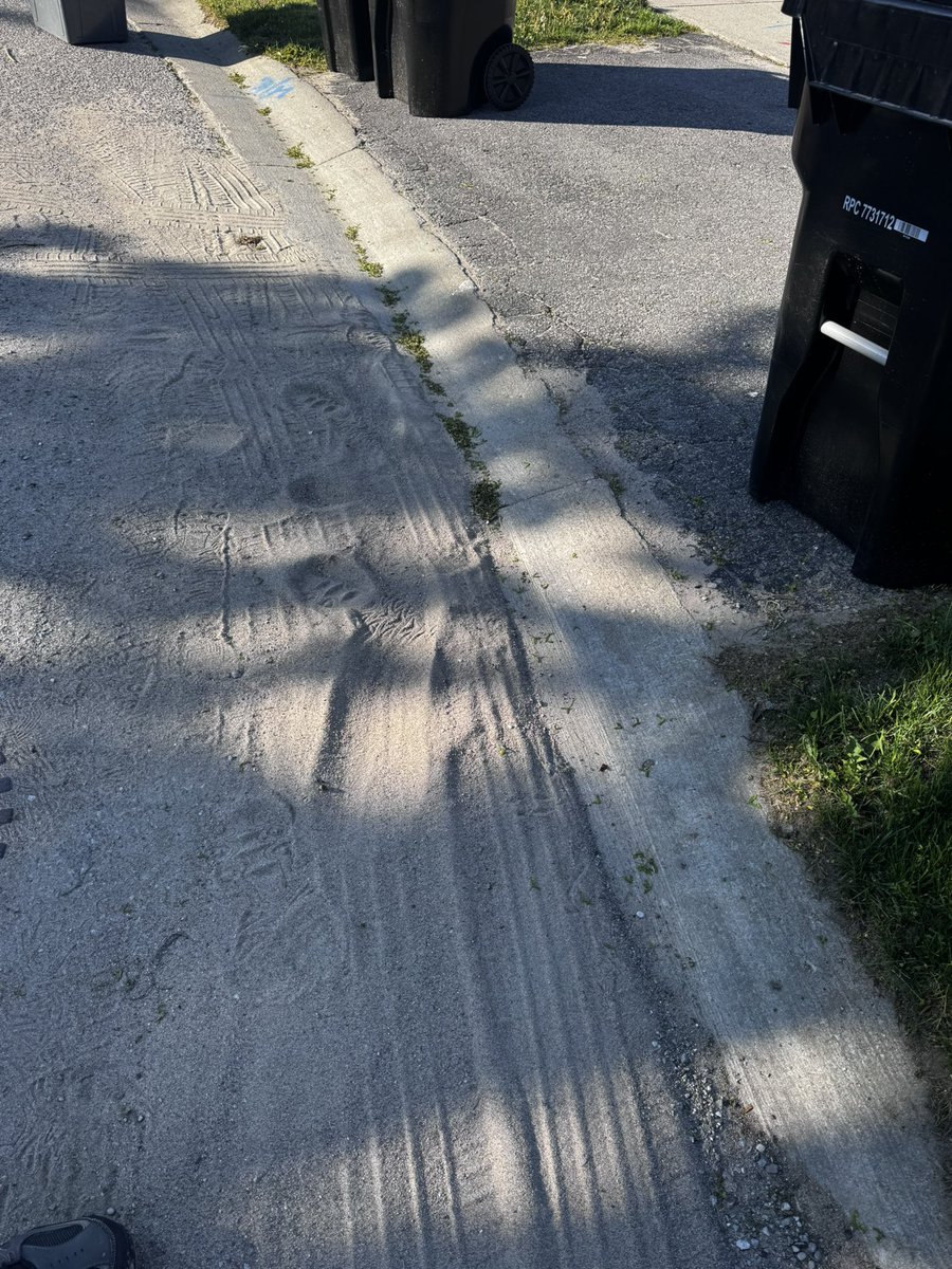 HiemstrajL's tweet photo. @cityofbarrie could really use a street sweeper for the sand at 87 Lee Crescent which affects drainage https://t.co/oyXpeZKMBX