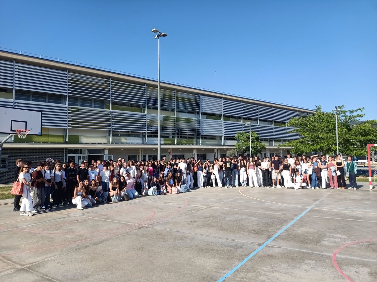 girvilanova's tweet photo. Un cop finalitzat l'acte inaugural, foto oficial dels XII Vespres de Recerca amb els prop de 200 participants que vam aplegar en el nostre centre. https://t.co/4oeUXdTZ8F