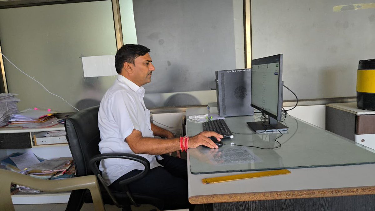 MNaswadi's tweet photo. આજ રોજ વસ્તી ગણતરી-૨૦૨૭ અન્વયે તાલુકા સેવા સદન ,નસવાડી ખાતે નસવાડી તાલુકા પંચાયતના ઉપપ્રમુખશ્રી રાઠવા સુભાષભાઇ ભયજીભાઇ દ્વારા સ્વ-ગણતરી પ્રક્રિયામાં સક્રિય ભાગ લઇ  જાગૃત નાગરિક તરીકેની જવાબદારી નિભાવી અને અન્ય લોકોને પ્રેરિત કર્યા.@collectorcu @sdmbodeli @CMOGuj @CensusIndia2027 https://t.co/qkXwGJX9TG