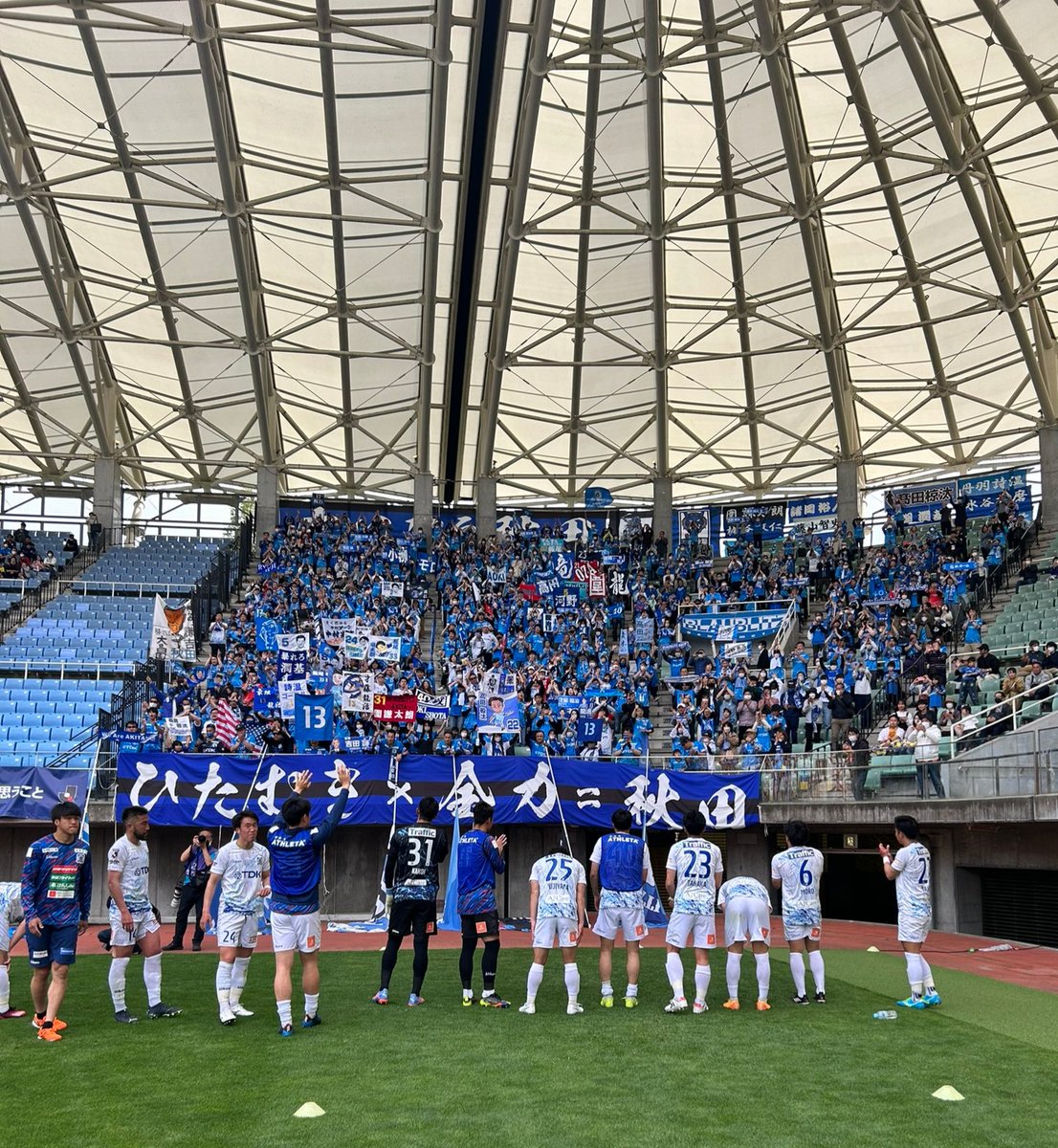 Fsuppo_BBA's tweet photo. 今あらためて思うと、ブラウブリッツ秋田というクラブがあったから自分は秋田に戻ってこれたし、故郷というものを取り戻せた

サポ－ター数人のＪＦＬ時代から、先の見えない夢を追ってきた日々は愛おしく、その旅の過程で出会った全ての人に感謝しかありません

秋田には秋田にしかないスタジアムの楽しみ方があると思うし、秋田には秋田にしかない応援があると思う

その歴史と絆を、次世代に繋いで行くのが自分の使命

この世に常なるものは無く、今ここにいる人が来年もここにいるとは限らない